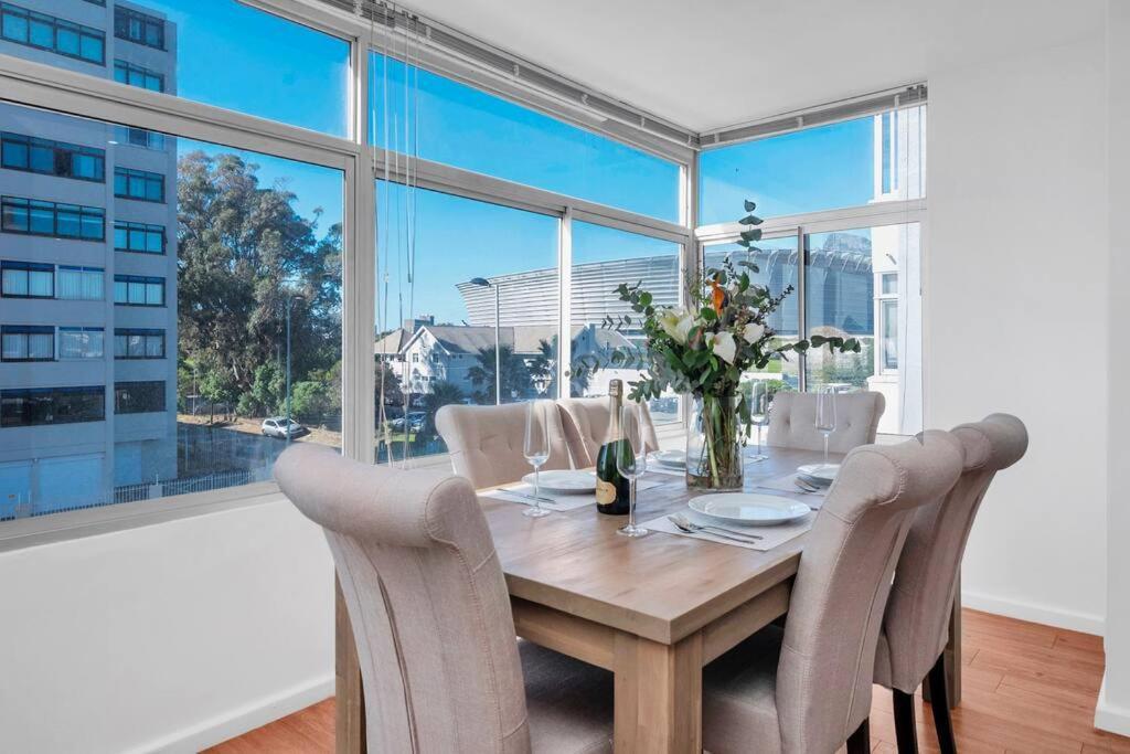 Apartment Coastal Comfort 2-bedroom In Mouille Point Cape Town
