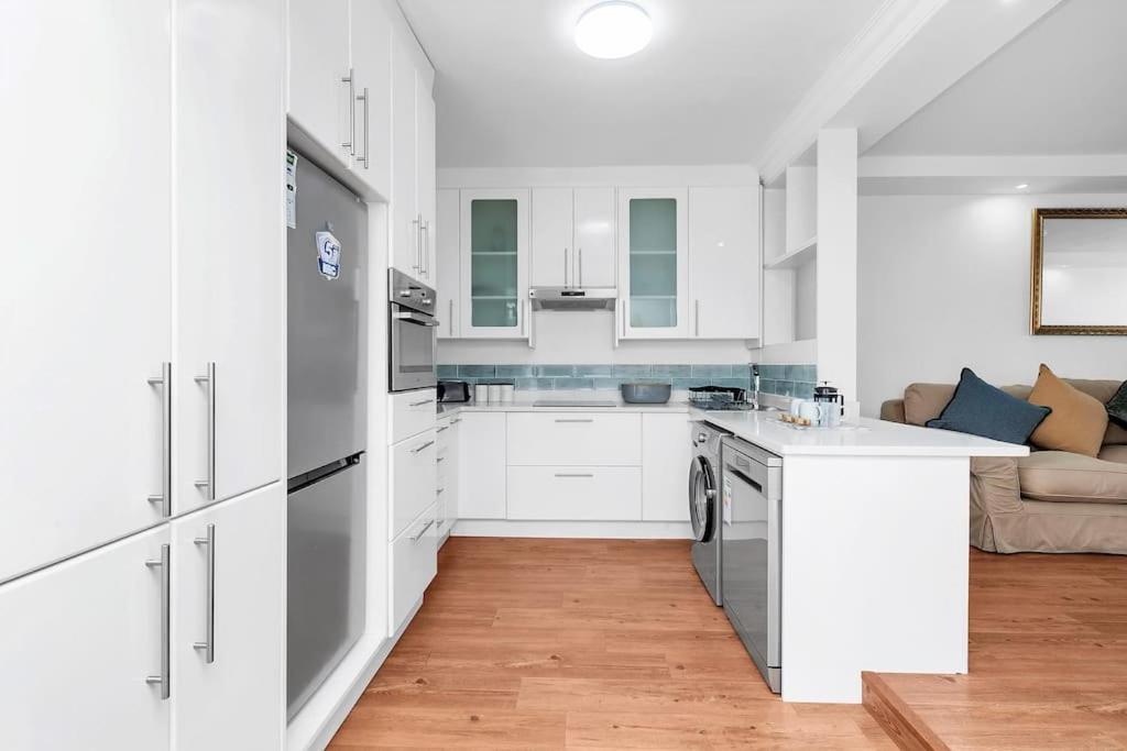 Apartment Coastal Comfort 2-bedroom In Mouille Point Cape Town