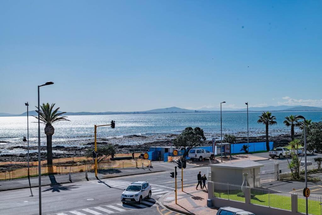 Apartment Coastal Comfort 2-bedroom In Mouille Point Cape Town