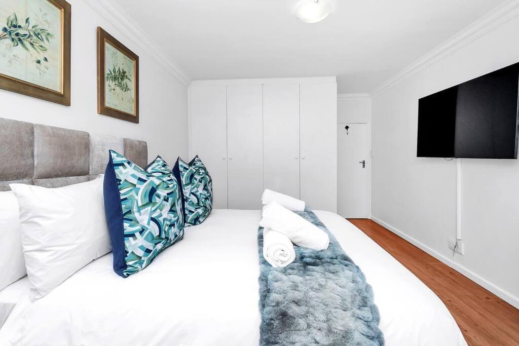 Apartment Coastal Comfort 2-bedroom In Mouille Point Cape Town